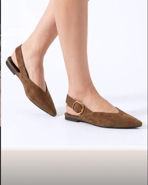 Zapato Destalonado de Mujer Color Camel  | Hebilla Dorada Ajustable | Elegante y Cómodo