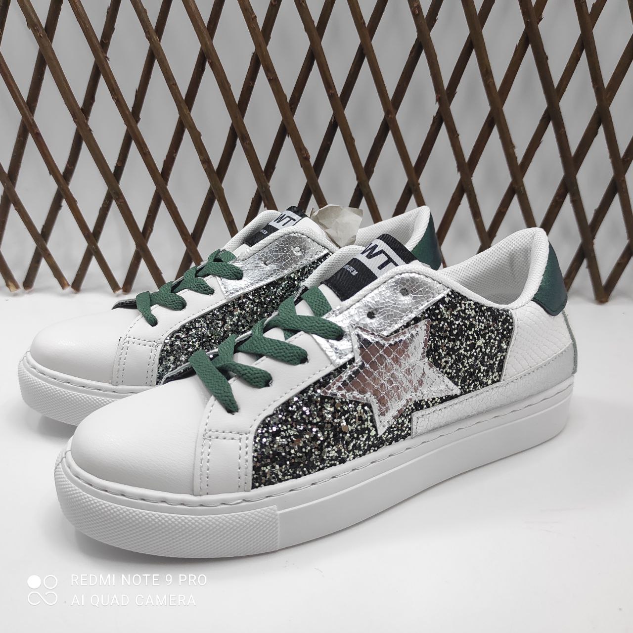 Zapatillas mujer blancas y verdes con estrella y glitter | tenis casual cómodos con cordones Encarni Zapateria