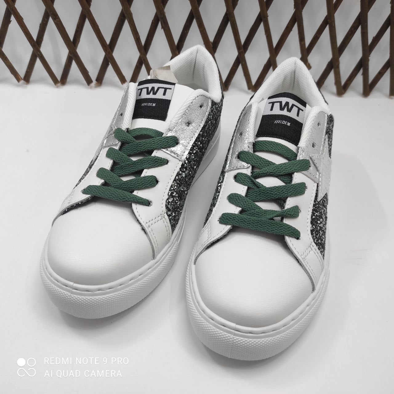 Zapatillas mujer blancas y verdes con estrella y glitter | tenis casual cómodos con cordones Encarni Zapateria