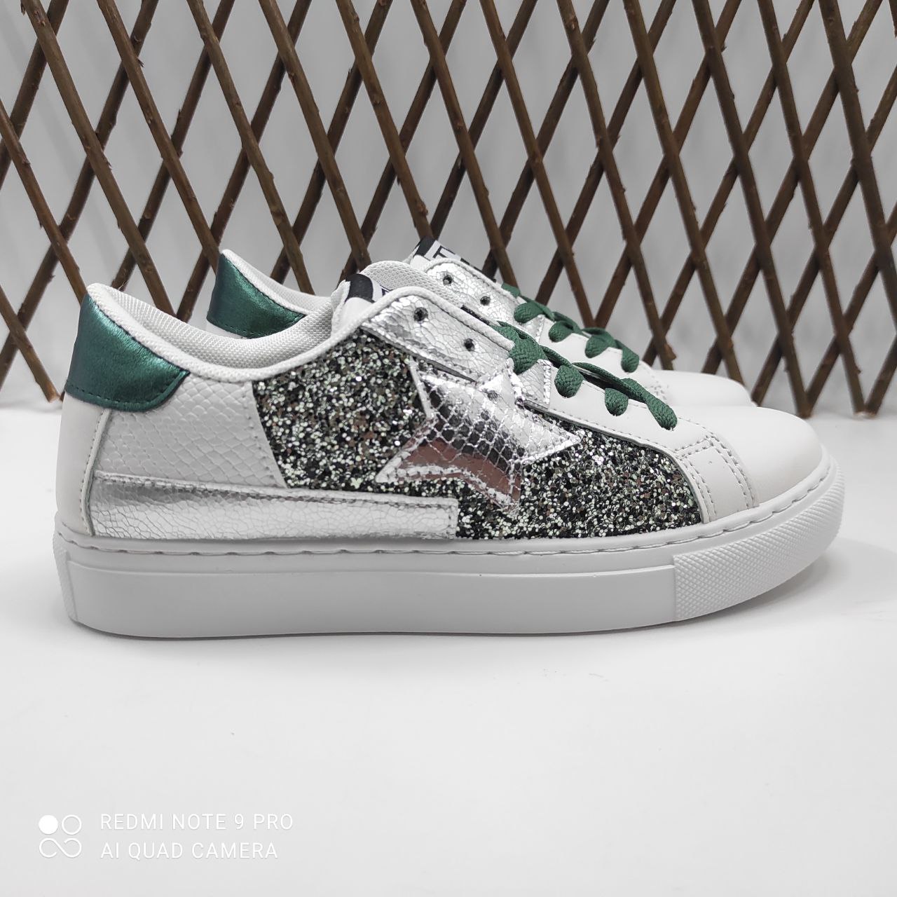 Zapatillas mujer blancas y verdes con estrella y glitter | tenis casual cómodos con cordones Encarni Zapateria