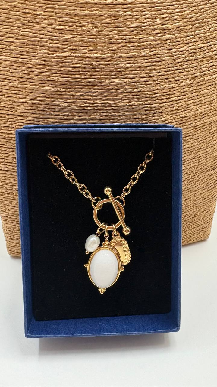 Cadena con Colgante de Acero Dorado