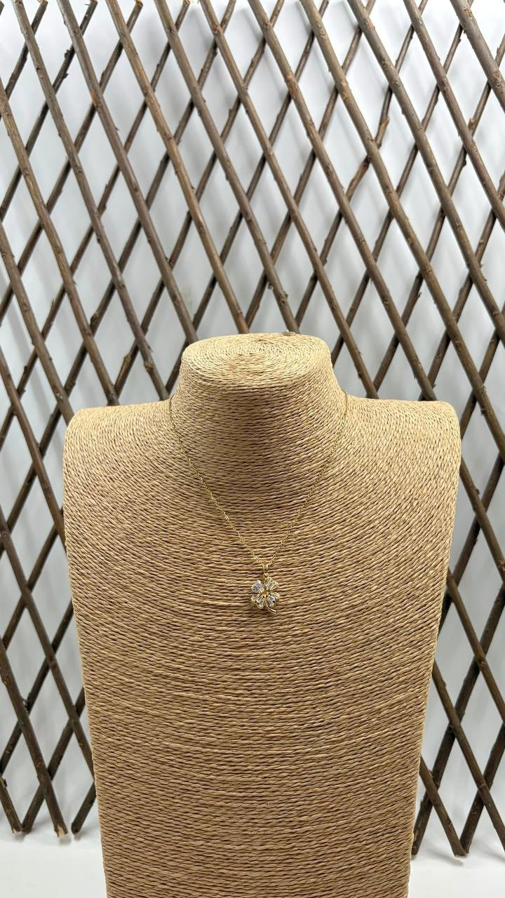 Cadena con Colgante de Acero Dorado