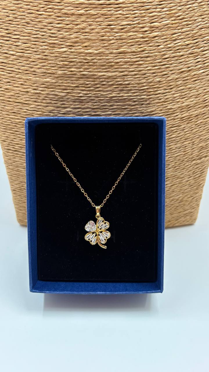 Cadena con Colgante de Acero Dorado